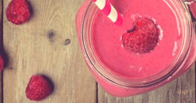 Recept na jogurtové smoothie pro děti z malin a banánů